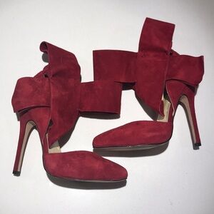 Bow pumps in red suede